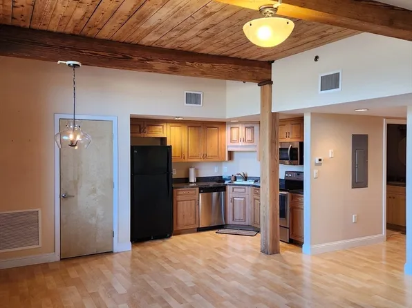 147 Centre St APT 111, Brockton, MA 02302