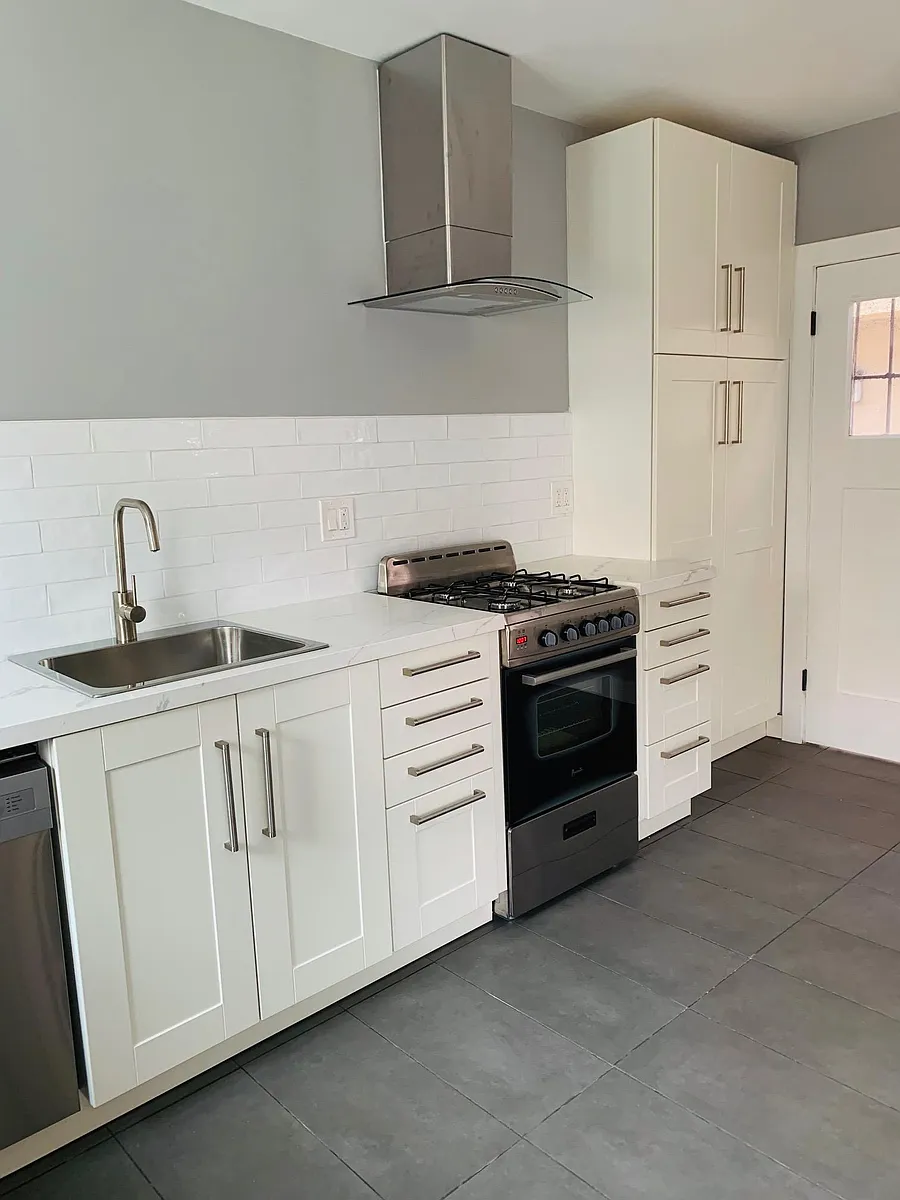 Photo 2 of 10 - 2122 20th St #B - Santa Monica, CA Building Photo - 2122 20th St #B