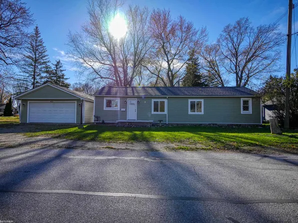 621 Columbia St, Algonac, MI 48001