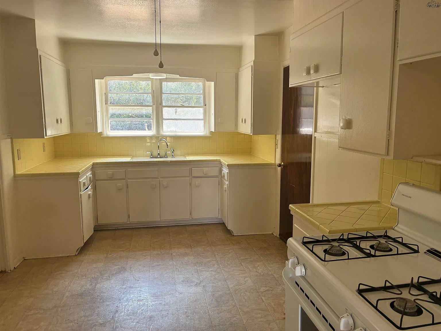 2 bed, 1.0 bath, 1383 sqft, $1,100 — Photo 4