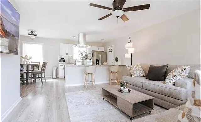 3 bed, 2.0 bath, 1075 sqft, $1,995 — Photo 2