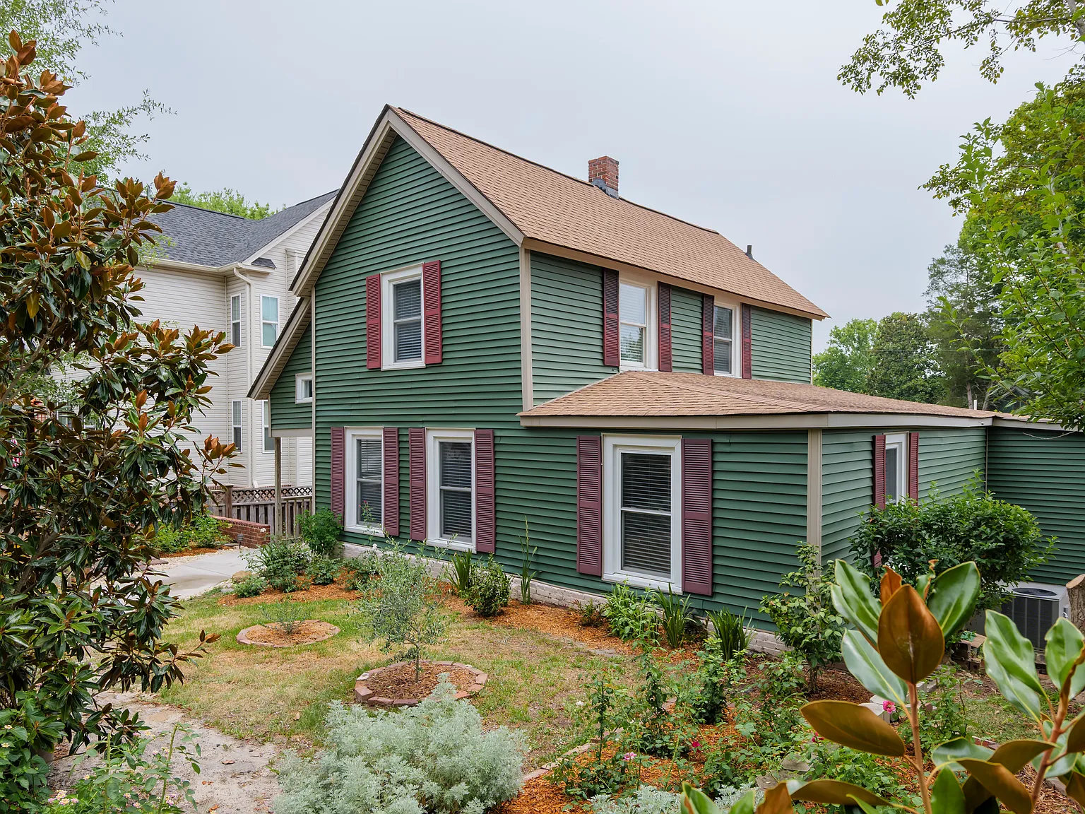 3 bed, 2400 sqft, $2,400 — Photo 4