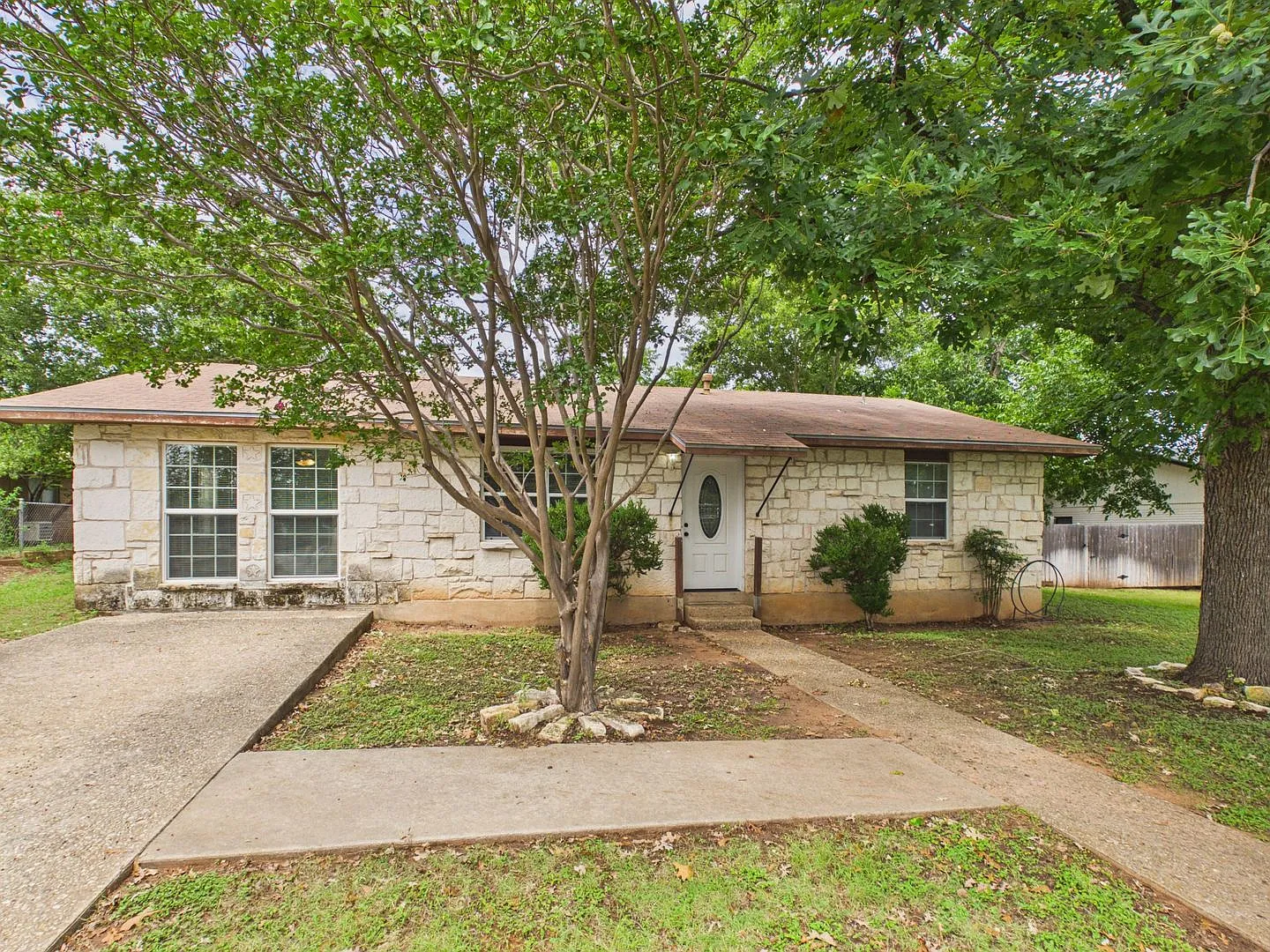 Room to Live, Room to Relax Spacious 3-Bedroom Home — Photo 2