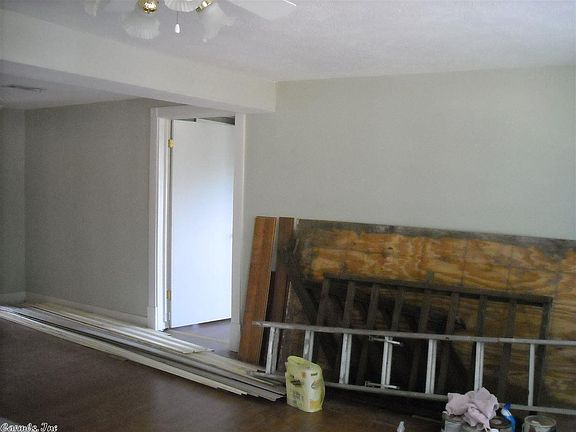 4th image of 306 S Hazen Ave