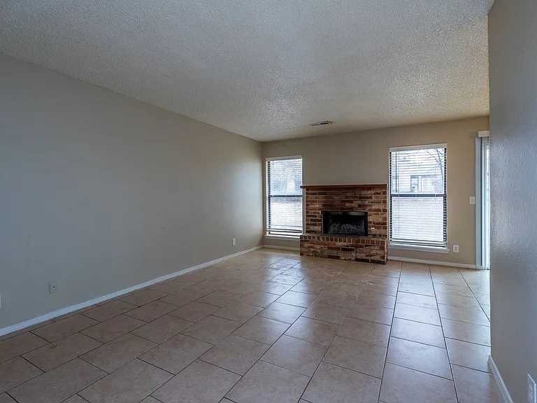 4902 S Gum Ave — Photo 9