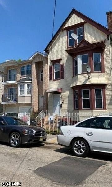 1st image of 32 Norwood St Floor 3