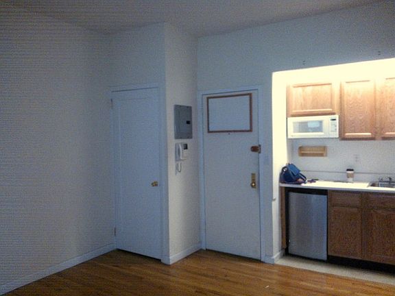 3rd image of 130 E 36th St APT 3R