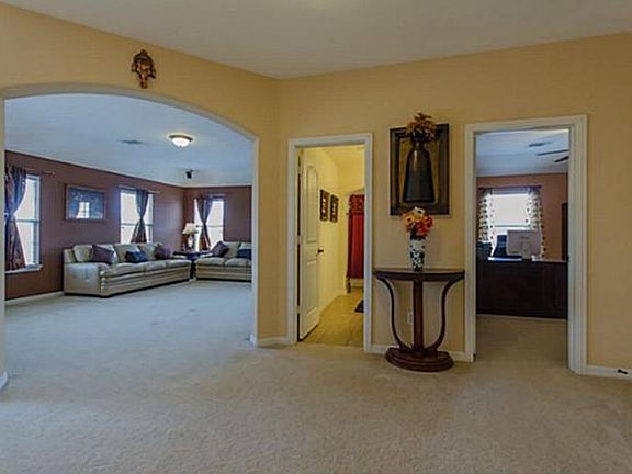 5th image of 2905 Holly Ln