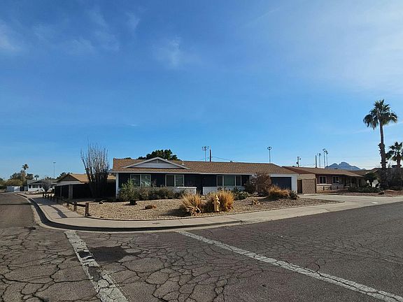 3rd image of 2839 E Mercer Ln