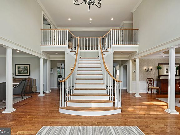 3rd image of 19 Larkspur Ln