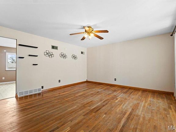 5th image of 270 Bon Aire Dr