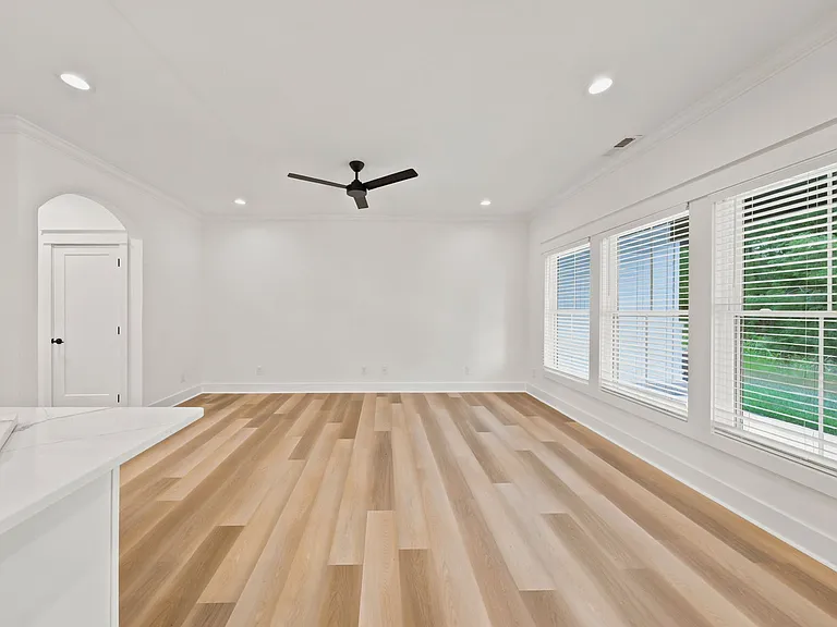 149 Luke Ct — Photo 33