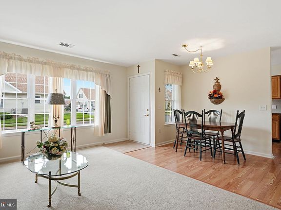 5th image of 22 Avenrowe Ct