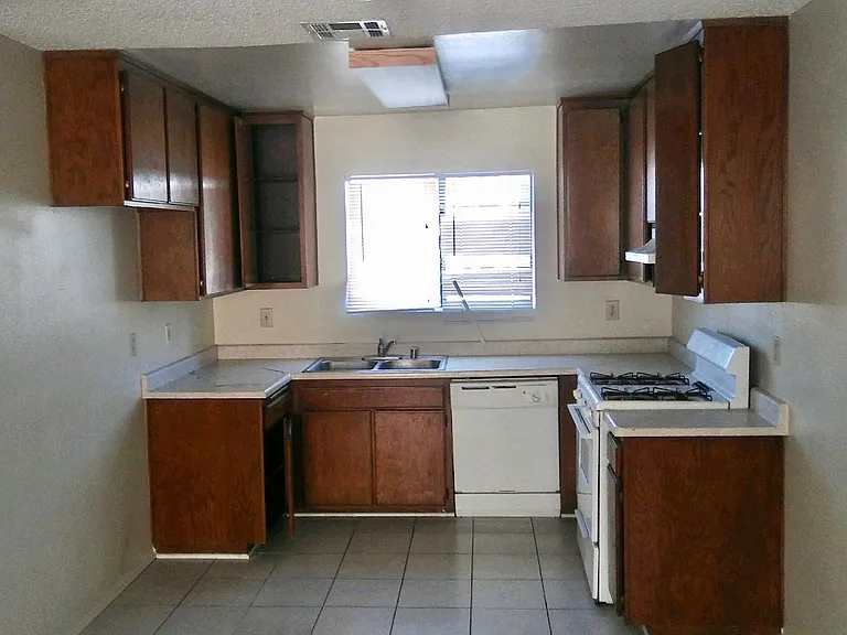 9125 Pepper Ave — Photo 3