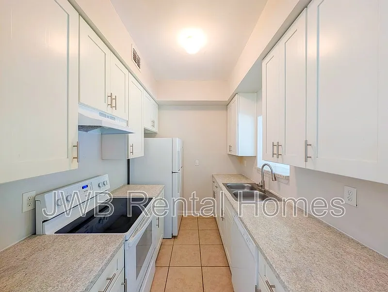 Building Photo - 5253 Janice Cir S