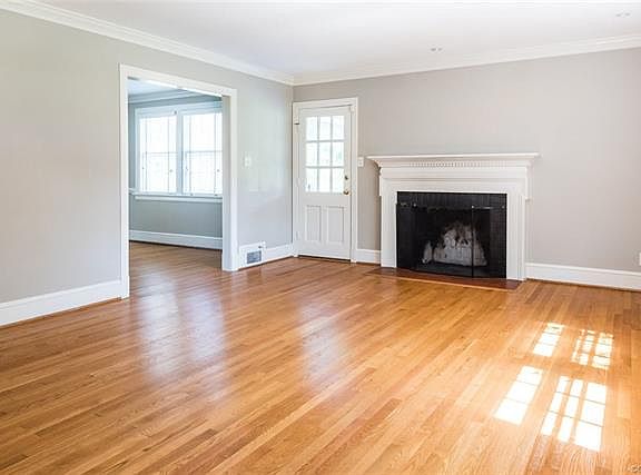 5th image of 204 Oxford Cir W