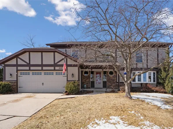222 Kent Ct NE, Cedar Rapids, IA 52402