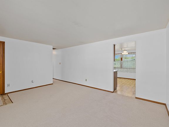 5th image of 5110 Camelot Dr