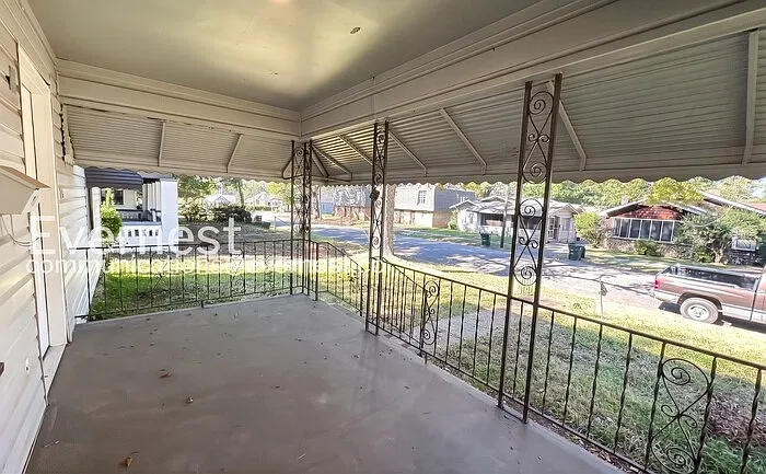 3 bed, 1.0 bath, 956 sqft, $1,395 — Photo 2