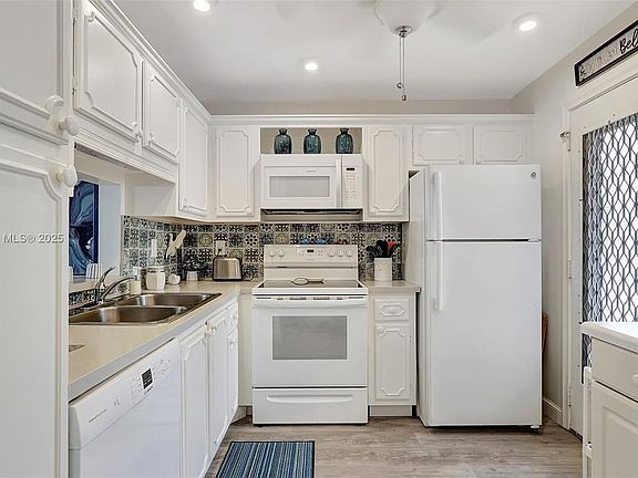 4th image of 1025 SE 2nd Ave APT 305