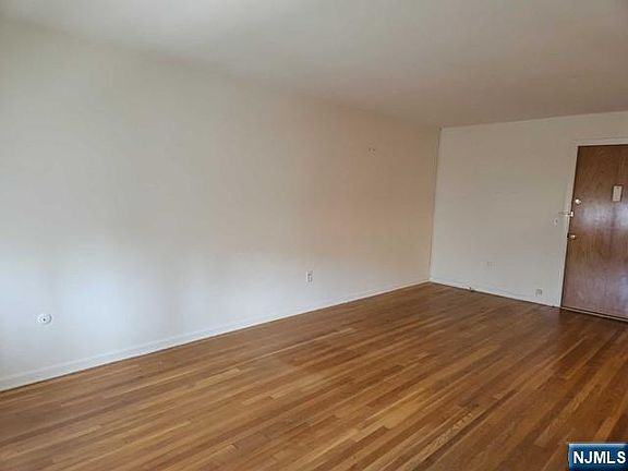 5th image of 565 Grove St APT A5