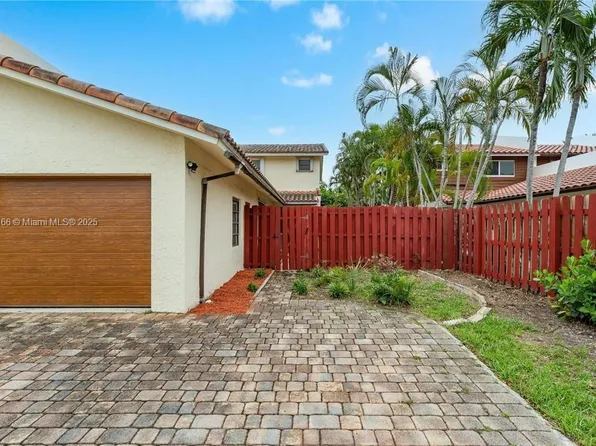 2530 NE 9th St, Fort Lauderdale, FL 33304