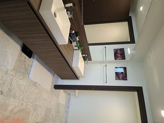 4th image of 1000 Brickell Plz #64