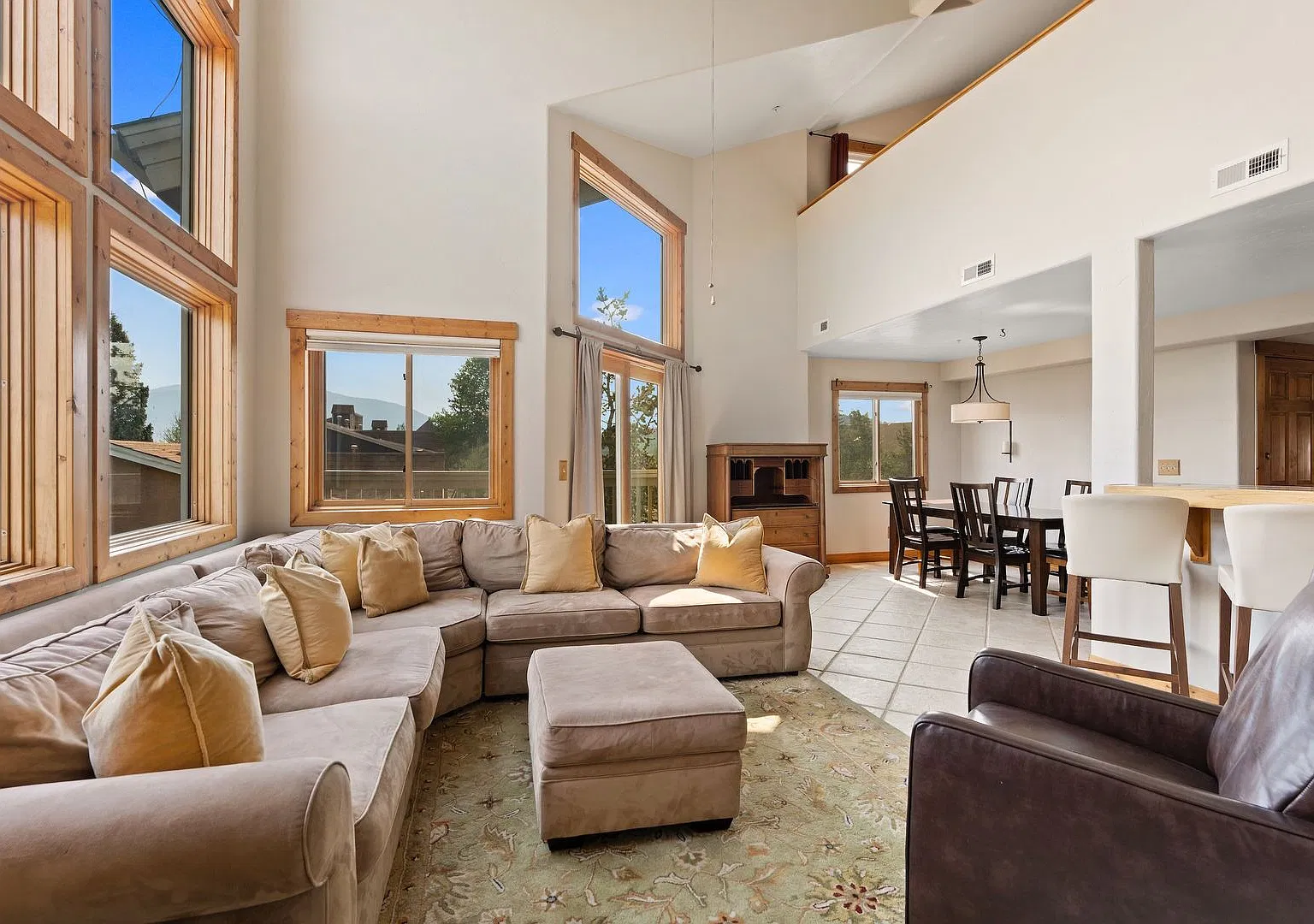 3 Bedroom pus Bonus room- Bright townhome on Quiet Street- Fully Furnished — Photo 4