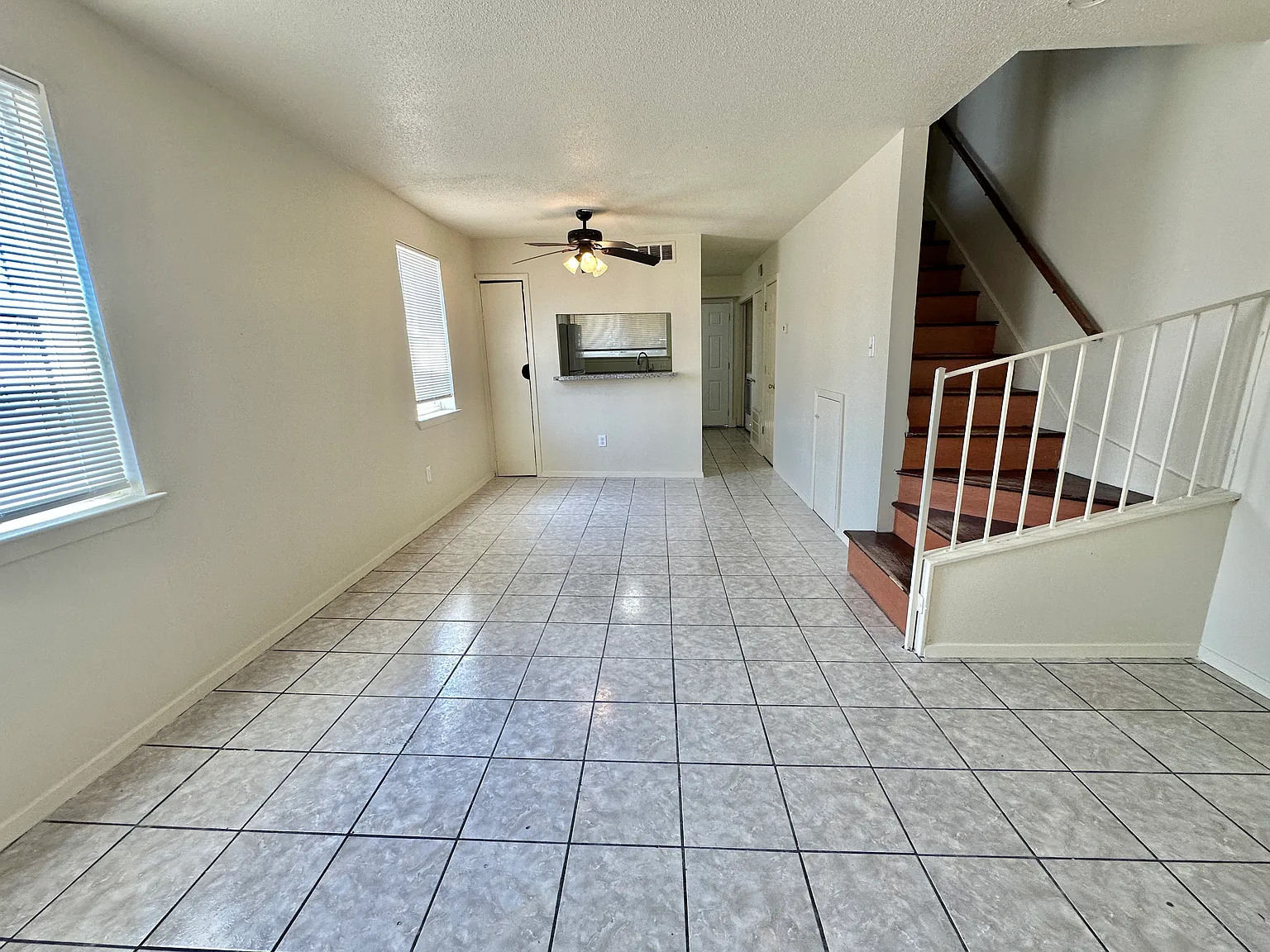 3 bed, 1.5 bath, 1300 sqft, $1,600 — Photo 2