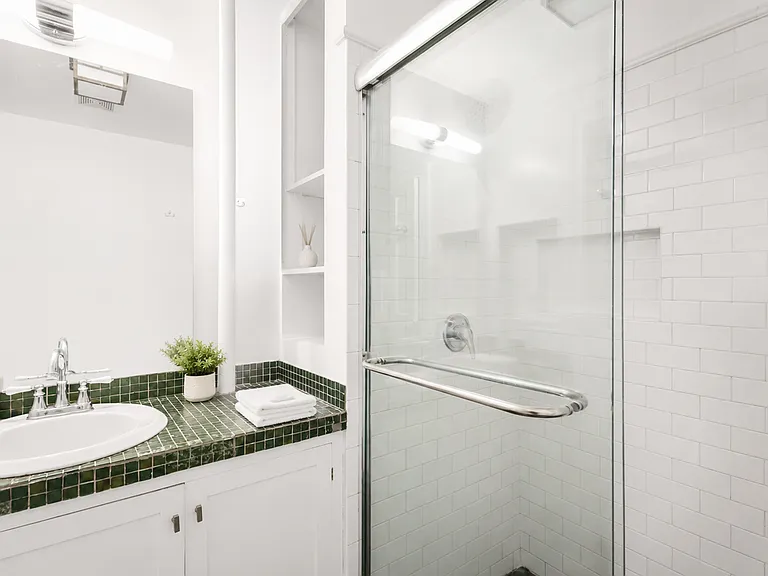305 W 20th St #1A — Photo 15
