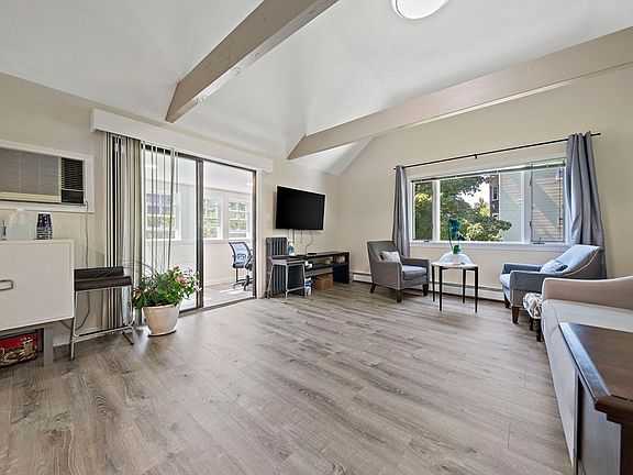 2nd image of 2 Cottage Cir #2