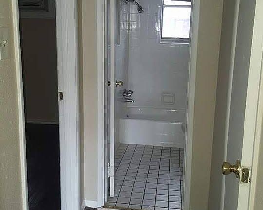 5th image of 602 N Lancaster Ave APT 211