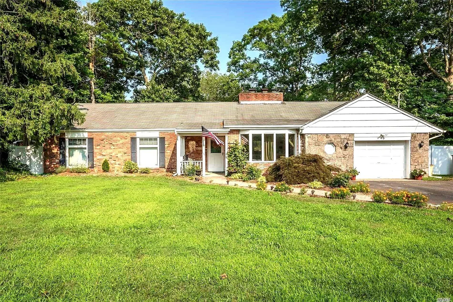 217 Connetquot Rd photo 1