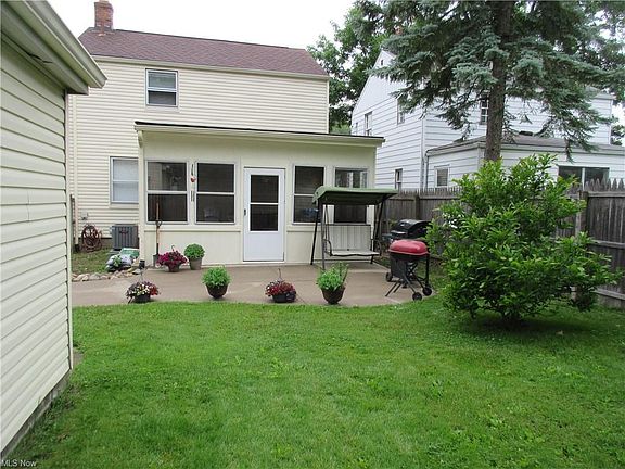 4th image of 1563 Redwood Ave