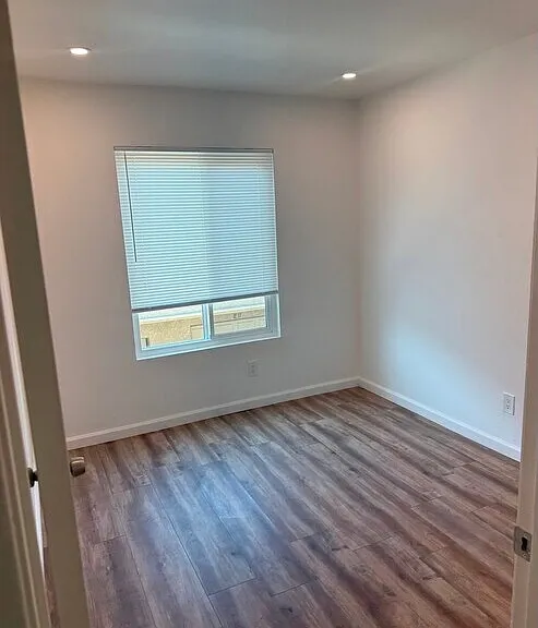 Empty bedroom photos for reference.