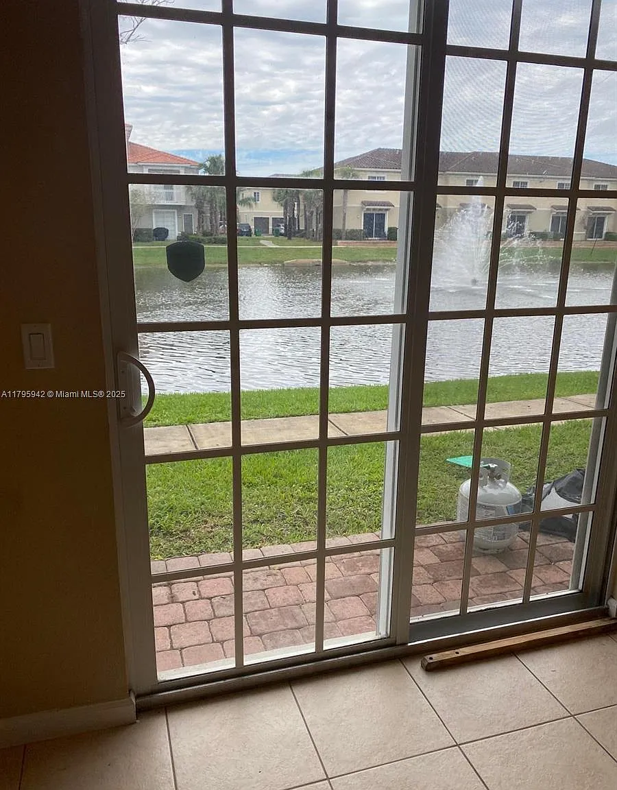 3 bed, 1800 sqft, $3,000 — Photo 4