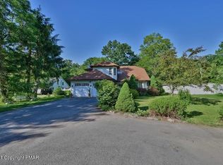 911 Bear Lake Rd, Gouldsboro, PA 18424