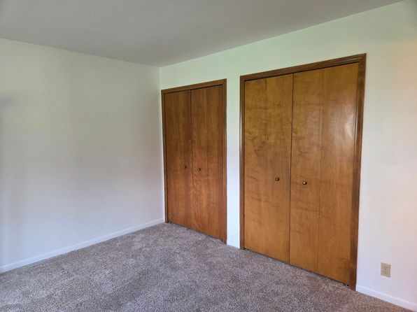 560 Oakbrook Cir, Flushing, MI 48433