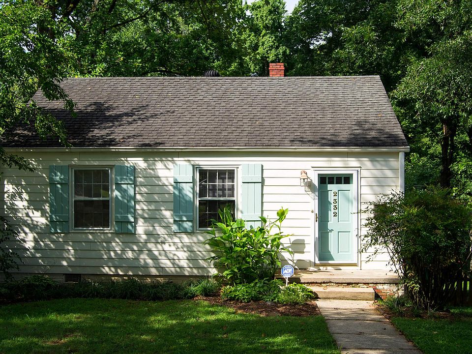 Precious 2 BR/1 BA bungalow in Chantilly! Walk-in basement with laundry + a deep, fenced-in backyard