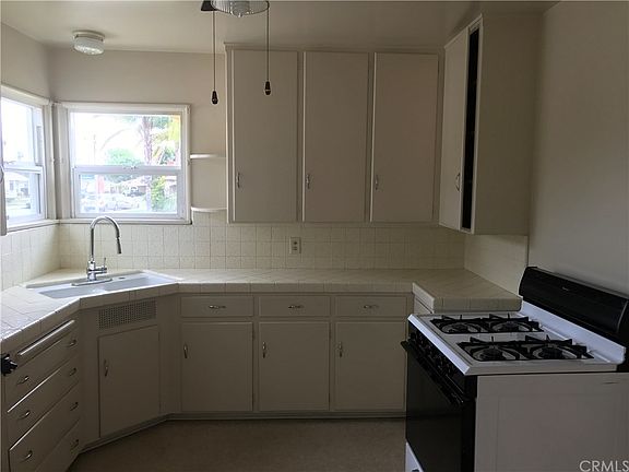 2nd image of 865 N Mountain View Ave
