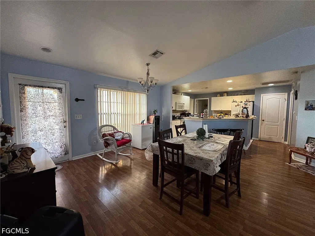 3 bed, 2.0 bath, 1408 sqft, $1,900 — Photo 3