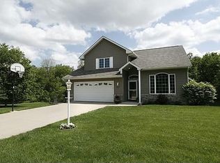 860 Maplewood Dr, Coralville, IA 52241