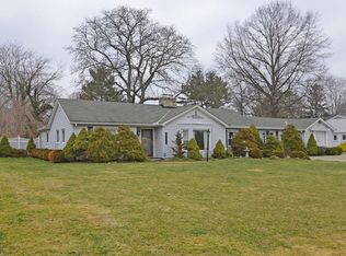 5940 Parkview Ln, Fairview Park, OH 44126