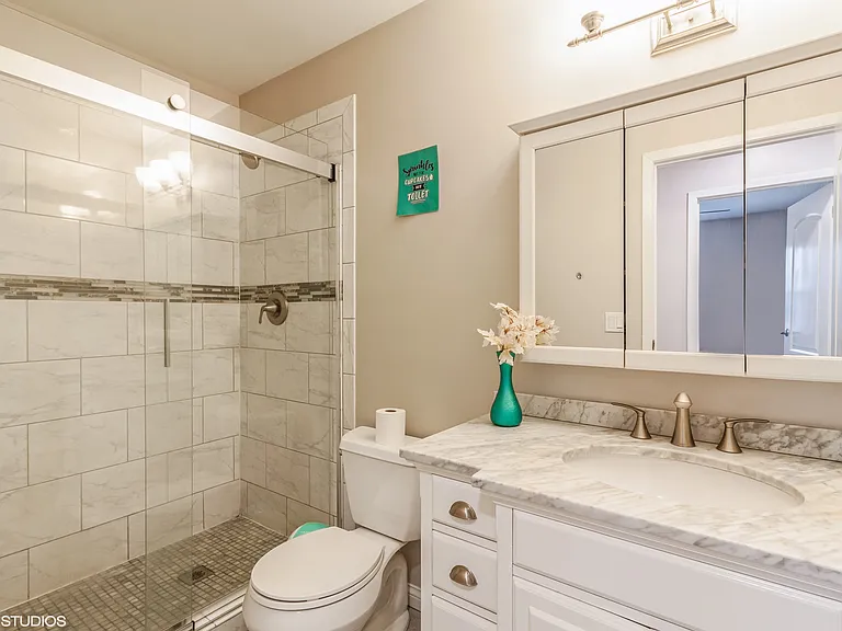 2043 University Dr — Photo 8