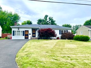 218 Lynnhaven Dr, North Syracuse, NY 13212