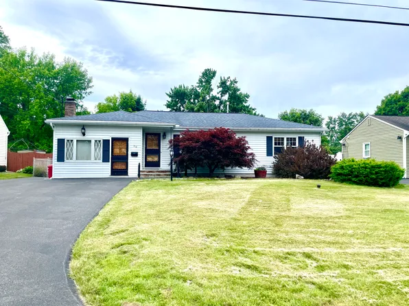 218 Lynnhaven Dr, North Syracuse, NY 13212