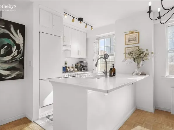 245 East 35th Street image 1 of 5