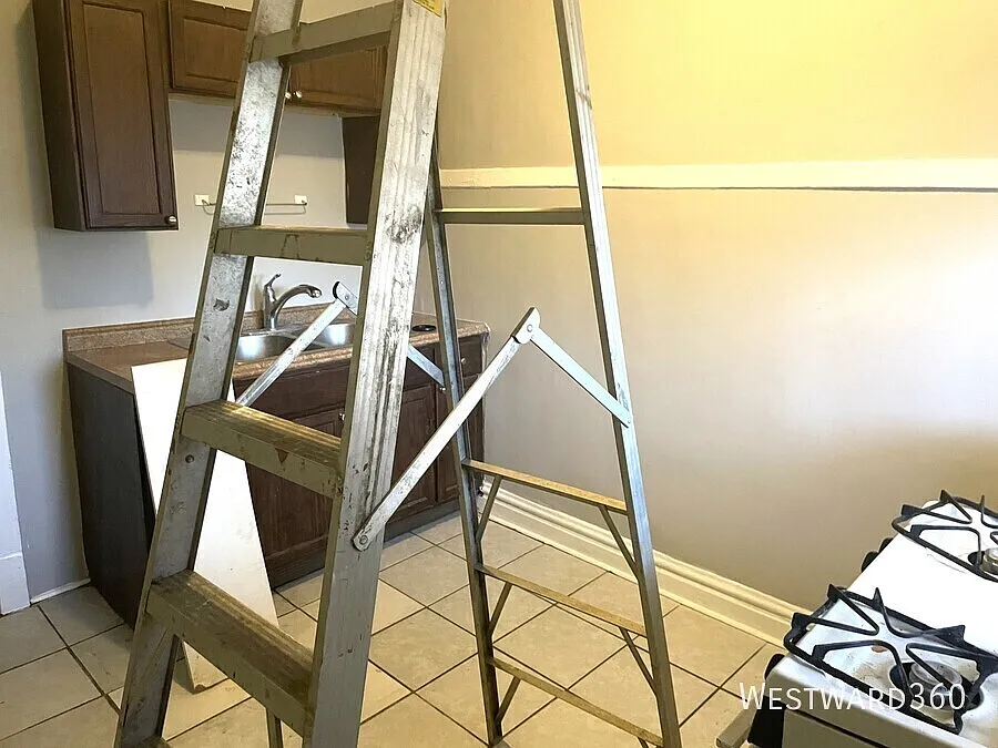 2549 N Avers / 2 bed - 1 bath / Logan Square / Available NOW — Photo 4