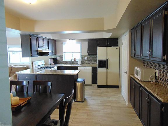 3rd image of 33825 Clifton Dr