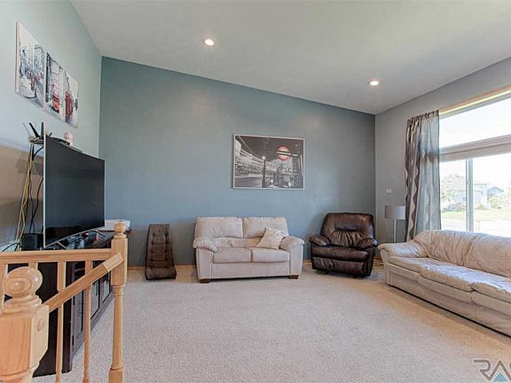 5th image of 401 Augustana Ave